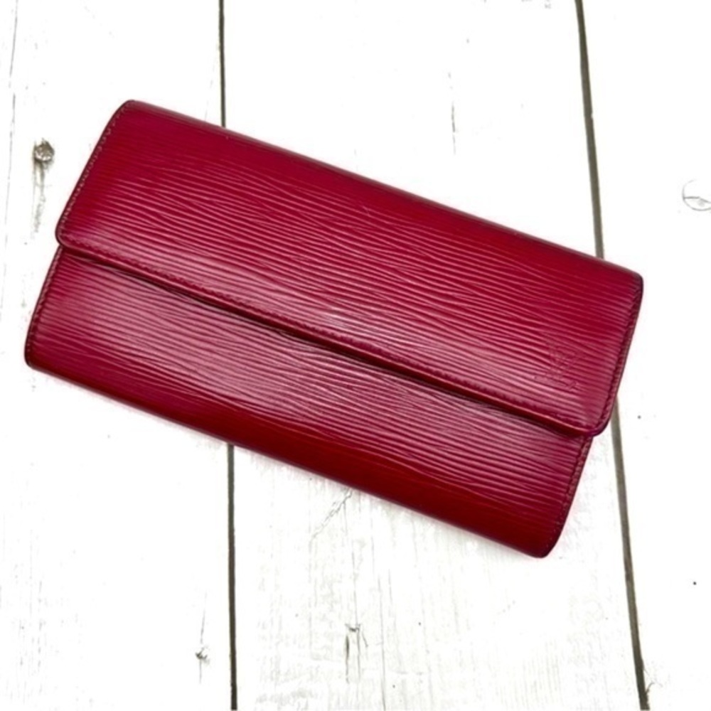 AUTHENTIC Louis Vuitton Sarah Epi leather wallet. Dark red.